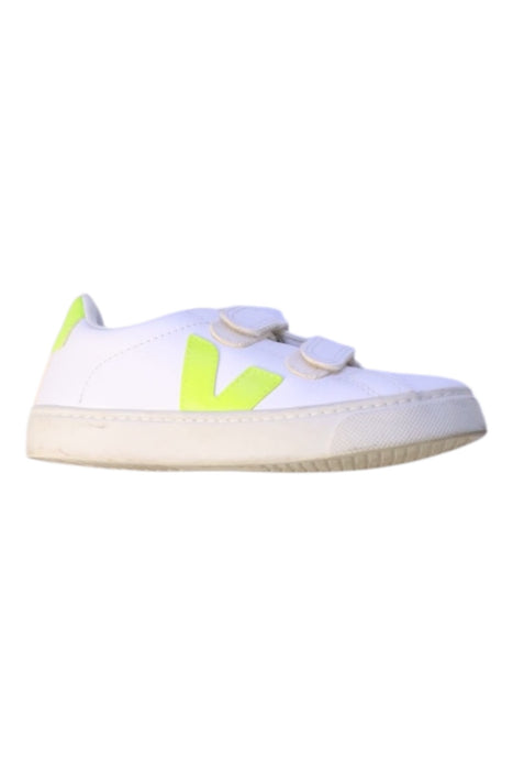 A White Sneakers from Veja in size 6T for neutral. (Front View)