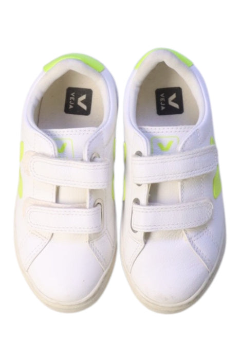 A White Sneakers from Veja in size 6T for neutral. (Back View)