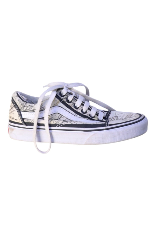 A White Sneakers from Vans in size 10Y for neutral. (Front View)