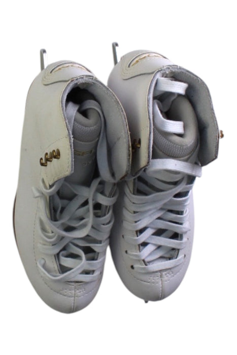 A White Winter Boots from GRAF in size 7Y for girl. (Back View)