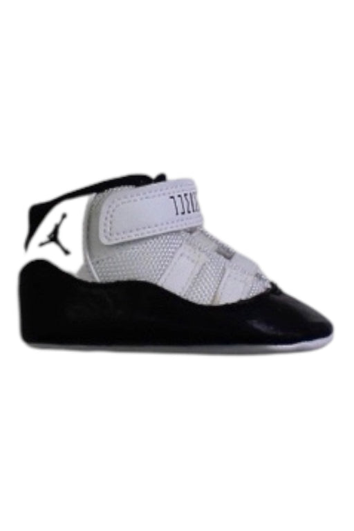 A Black Booties from Air Jordan in size 3-6M for boy. (Front View)
