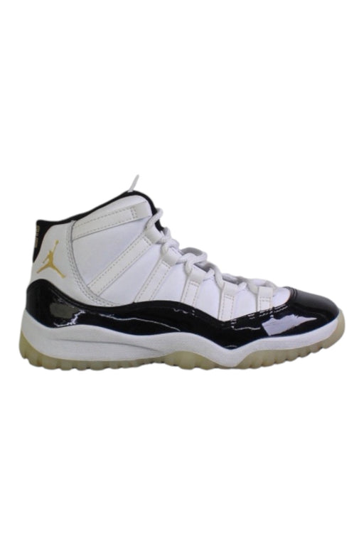 A White Sneakers from Air Jordan in size 7Y for boy. (Front View)