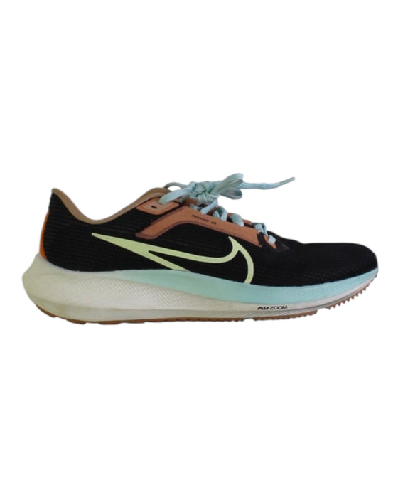 A Black Sneakers from Nike in size 14Y for neutral. (Front View)