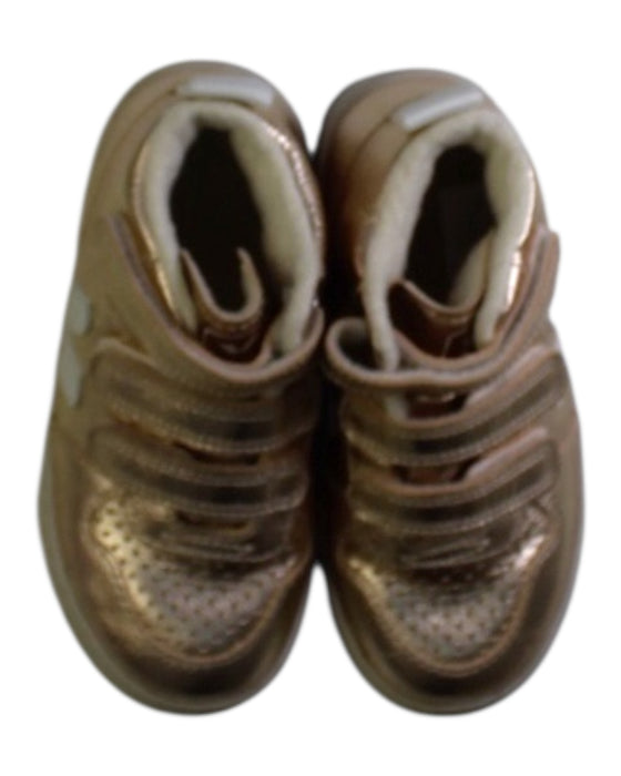 A Gold Sneakers from Veja in size 3T for girl. (Back View)