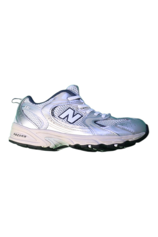 A Silver Sneakers from New Balance in size 7Y for neutral. (Front View)