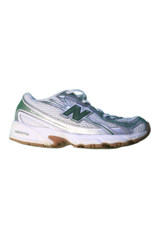 A Green Sneakers from New Balance in size 7Y for neutral. (Front View)