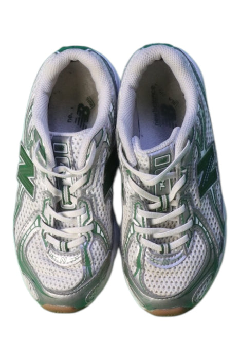 A Green Sneakers from New Balance in size 7Y for neutral. (Back View)