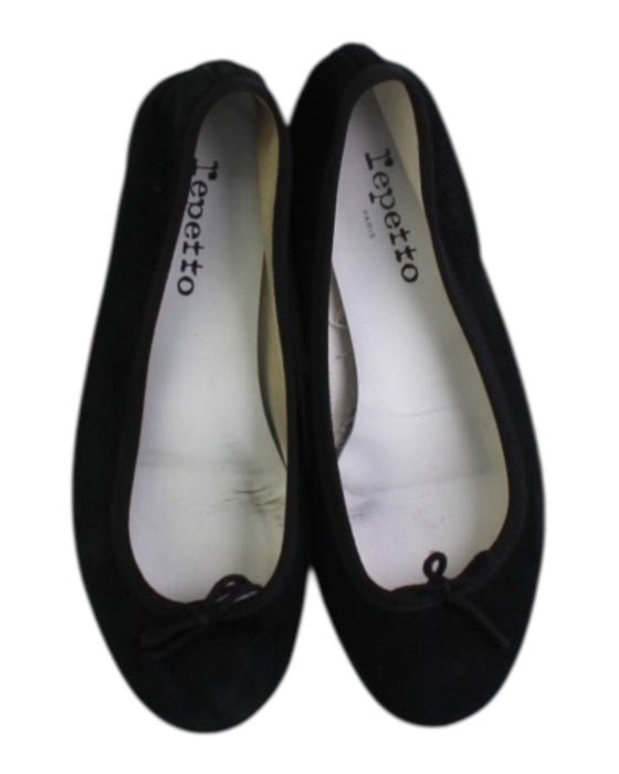 A Black Flats from Repetto in size 11Y for girl. (Back View)