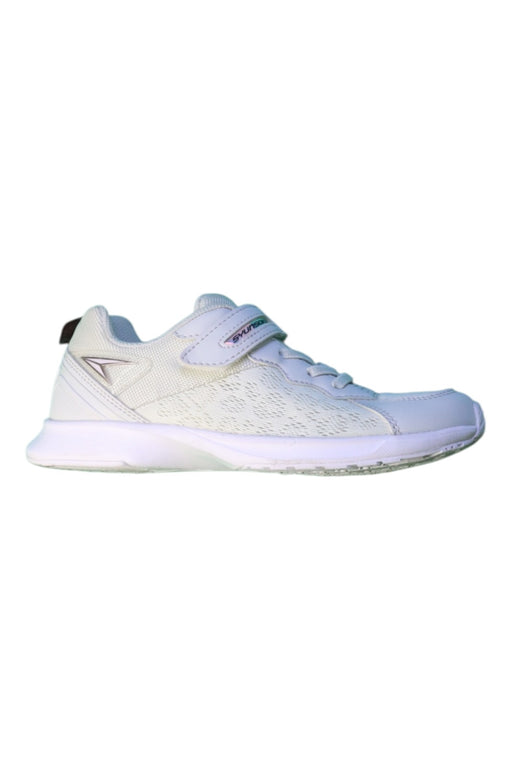 A White Sneakers from Syunsoku in size 10Y for girl. (Front View)