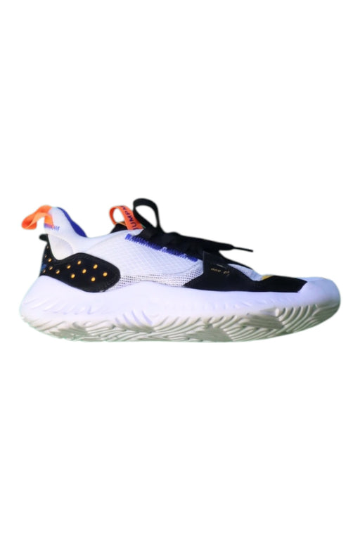 A White Sneakers from Air Jordan in size 11Y for neutral. (Front View)