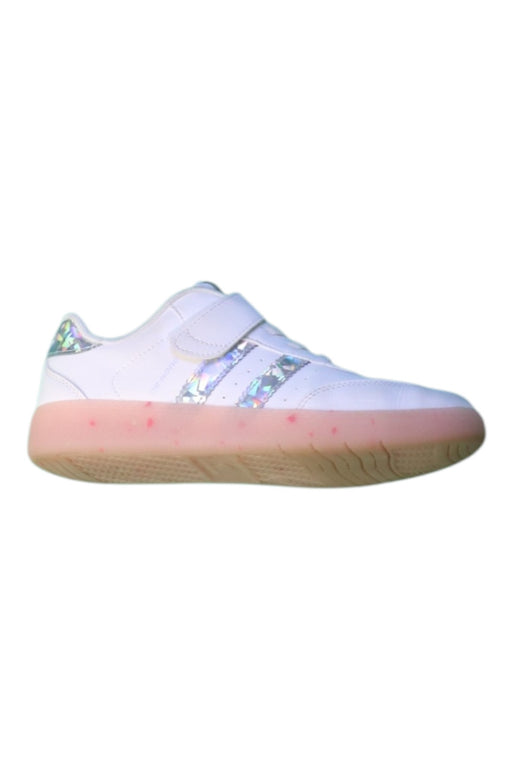 A White Sneakers from Dr. Kong in size 7Y for girl. (Front View)