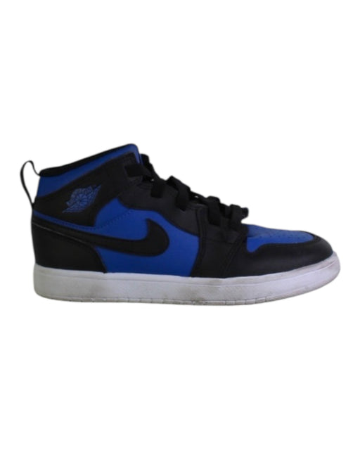 A Black Sneakers from Air Jordan in size 7Y for boy. (Front View)