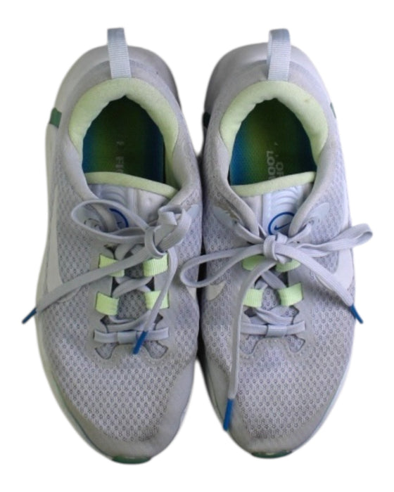 A White Sneakers from Nike in size 7Y for women. (Back View)