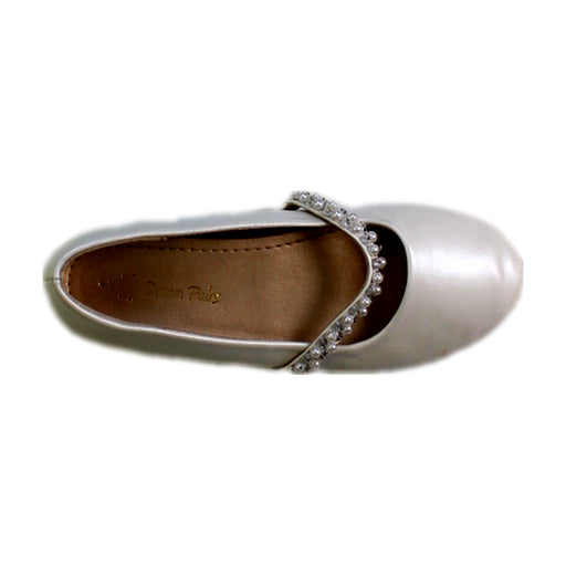 A White Flats from Dream Pairs in size 7Y for girl. (Front View)
