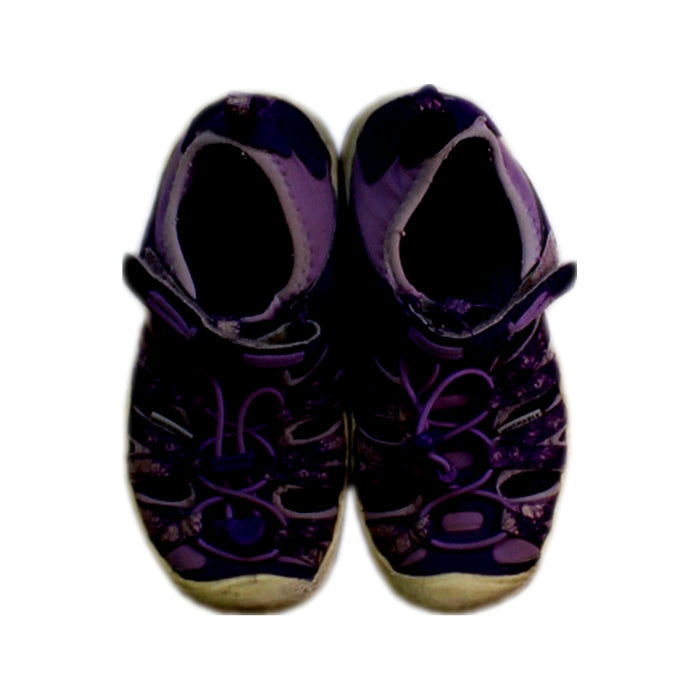 A Black Sandals from Keen in size 4T for girl. (Back View)