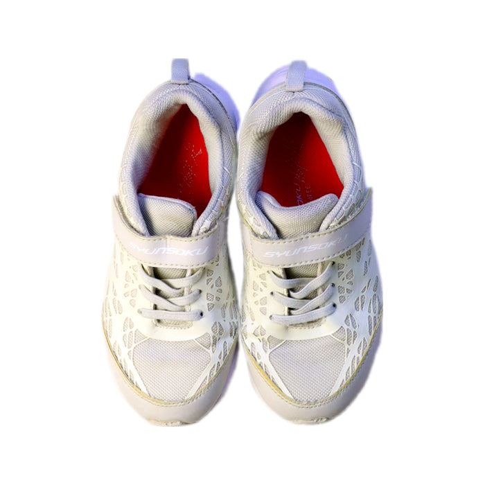 A White Sneakers from Syunsoku in size 7Y for neutral. (Back View)