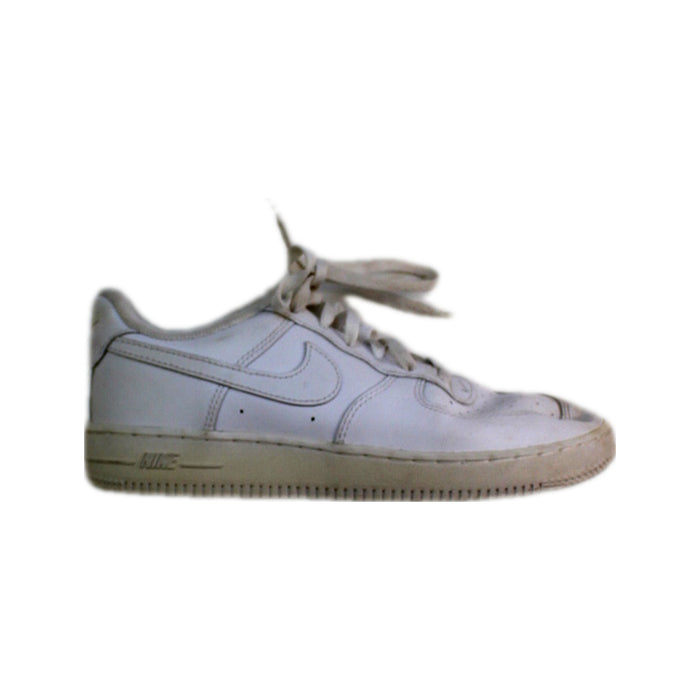 A White Sneakers from Nike in size 10Y for neutral. (Front View)