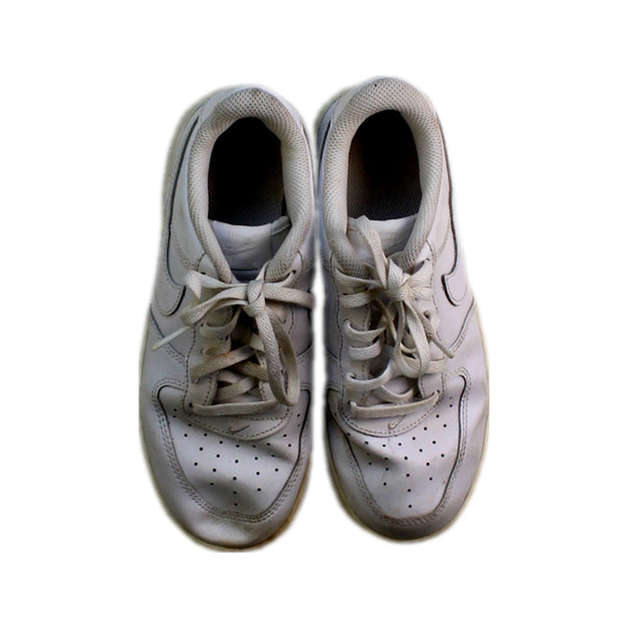 A White Sneakers from Nike in size 10Y for neutral. (Back View)