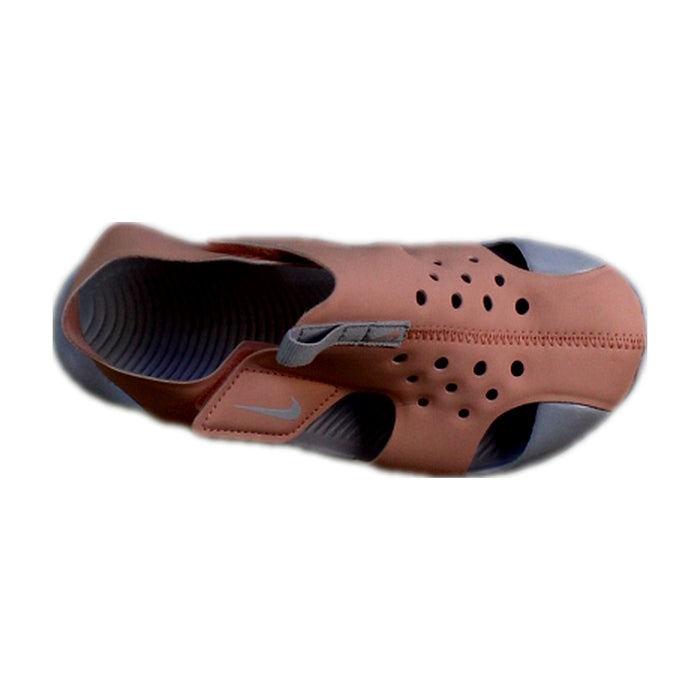 A Peach Sandals from Nike in size 7Y for girl. (Front View)