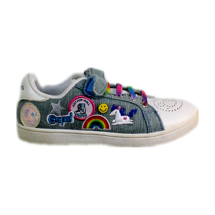 A White Sneakers from Clarks in size 5T for girl. (Front View)