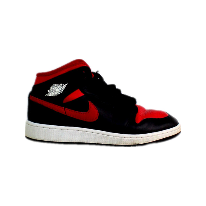 A Black Sneakers from Air Jordan in size 12Y for boy. (Front View)