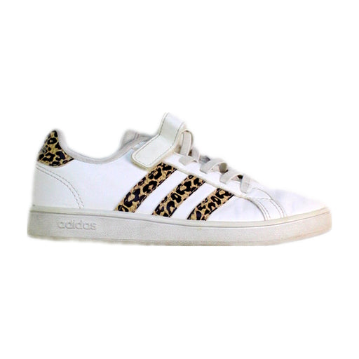 A White Sneakers from Adidas in size 7Y for girl. (Front View)