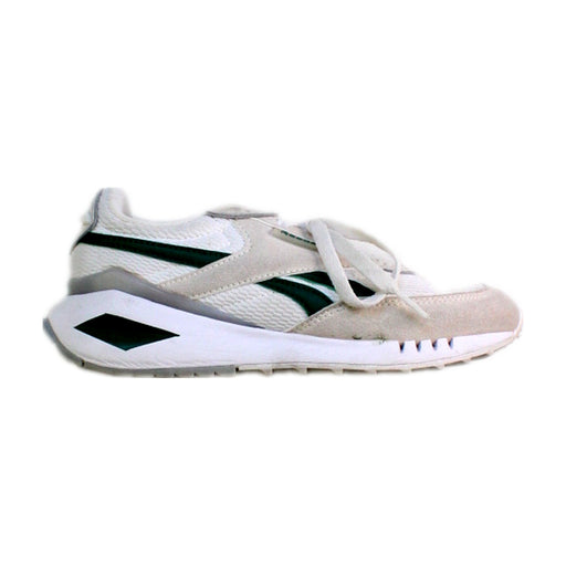 A White Sneakers from Reebok in size 7Y for neutral. (Front View)