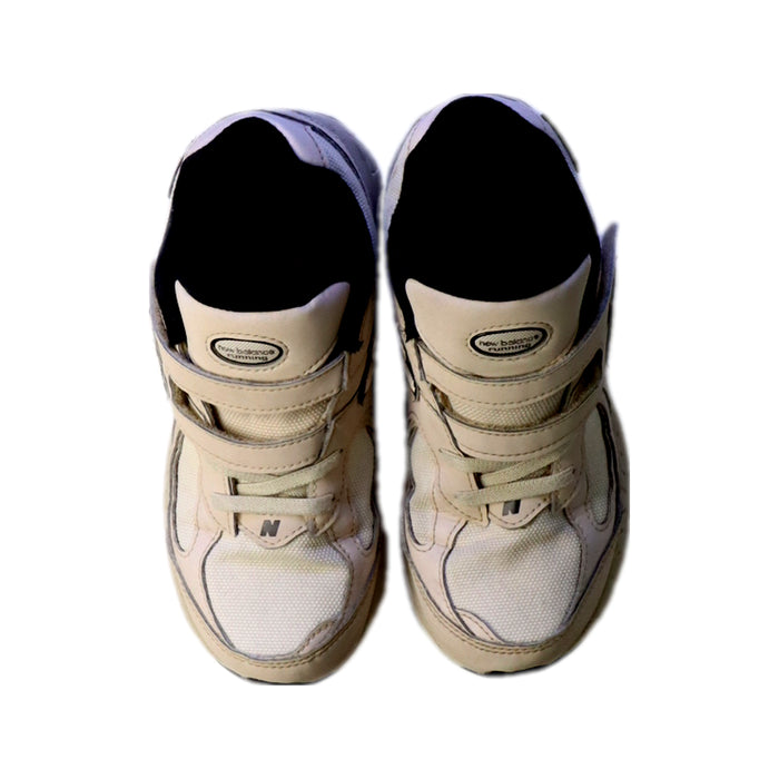 A White Sneakers from New Balance in size 7Y for boy. (Back View)