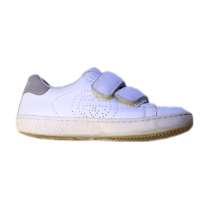 A White Sneakers from Gucci in size 4T for girl. (Front View)