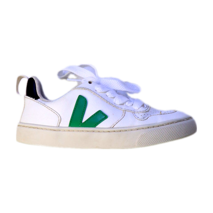 A White Sneakers from Veja in size 5T for boy. (Front View)