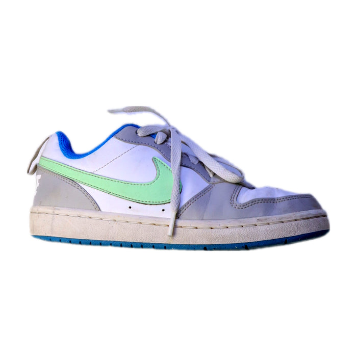 A White Sneakers from Nike in size 11Y for neutral. (Front View)