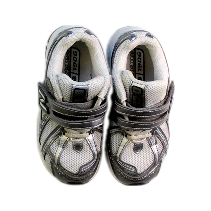 A Silver Sneakers from New Balance in size 5T for neutral. (Back View)