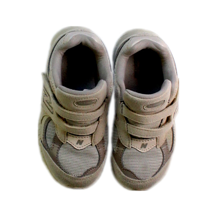 A White Sneakers from New Balance in size 4T for neutral. (Back View)