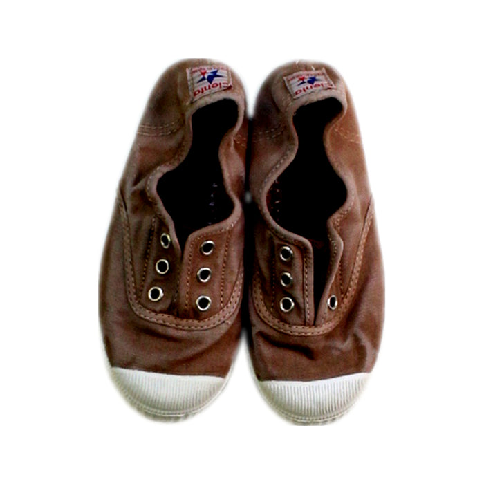 A Brown Slip Ons from Cienta in size 5T for neutral. (Back View)