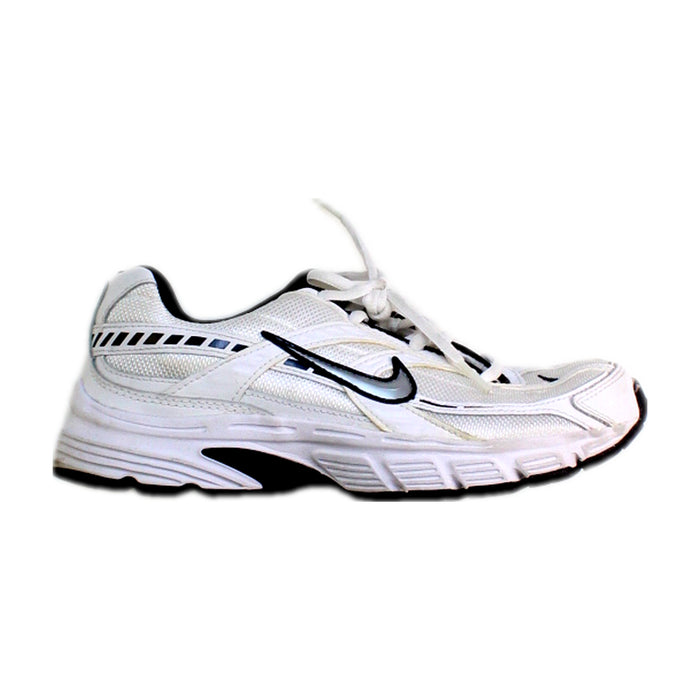 A White Sneakers from Nike in size 12Y for neutral. (Front View)