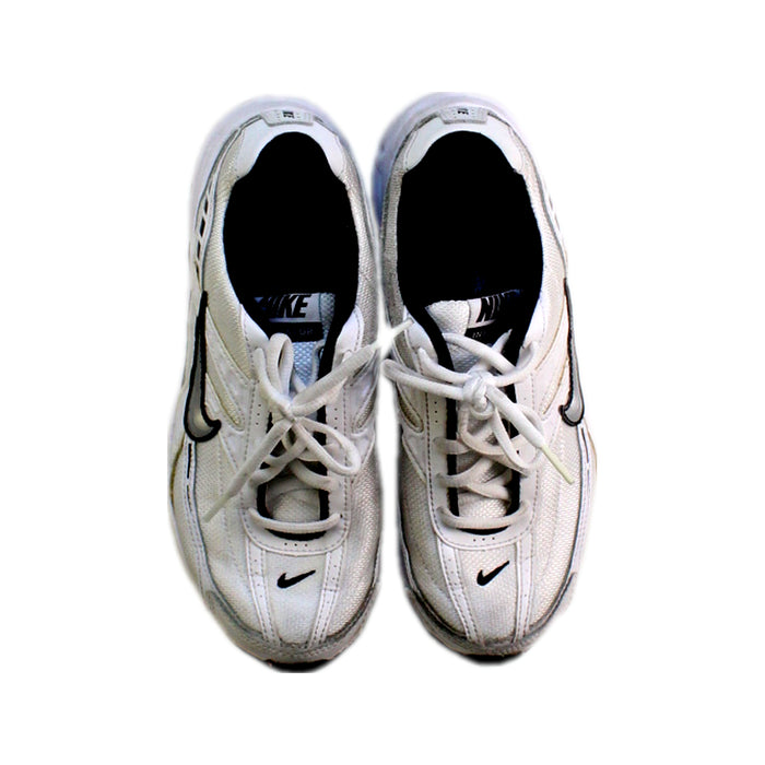 A White Sneakers from Nike in size 12Y for neutral. (Back View)