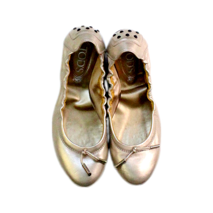 A Metallic Flats from Tod’s in size 11Y for girl. (Back View)