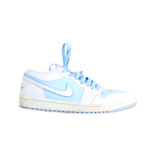A Blue Sneakers from Air Jordan in size 12Y for girl. (Front View)