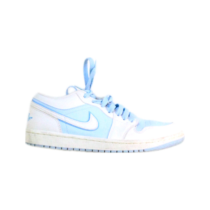 A Blue Sneakers from Air Jordan in size 12Y for girl. (Front View)