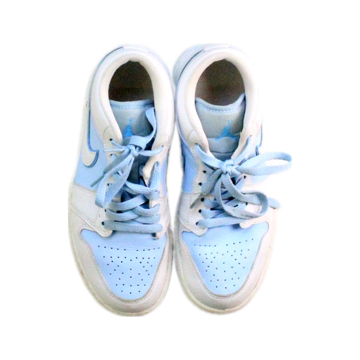 A Blue Sneakers from Air Jordan in size 12Y for girl. (Back View)