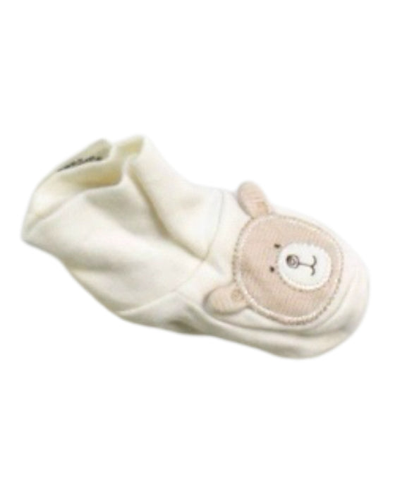 A Ivory Boots & Booties from Natures Purest in size 0-3M for neutral. (Front View)