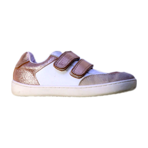 A White Sneakers from Shapen in size 5T for girl. (Front View)