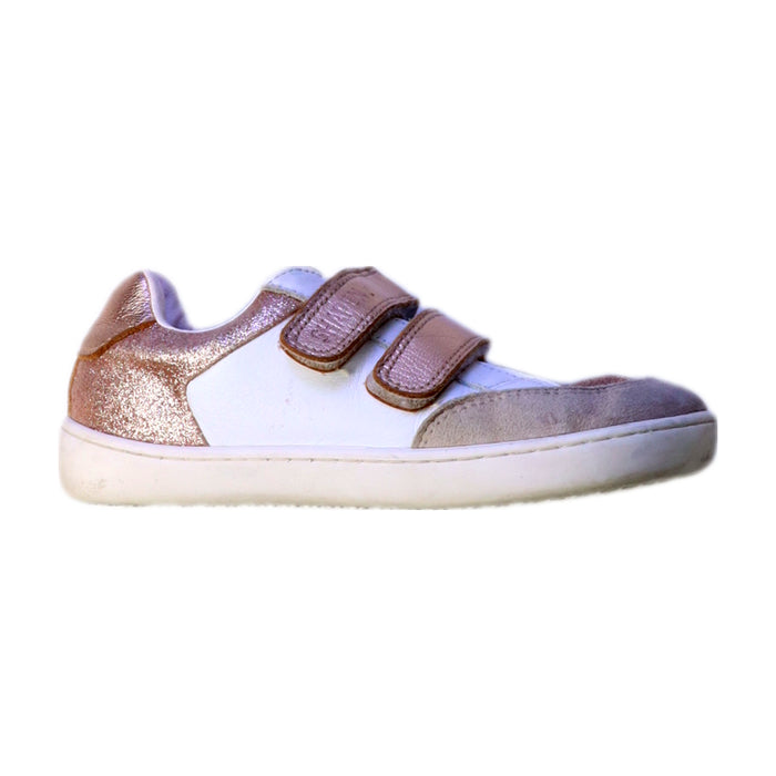 A White Sneakers from Shapen in size 5T for girl. (Front View)
