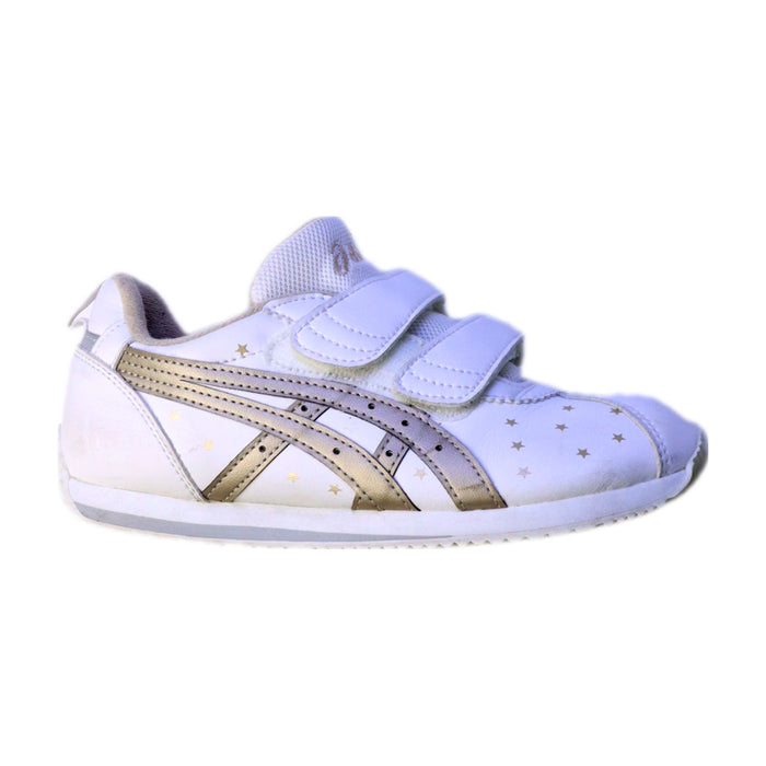 A White Sneakers from ASICS in size 7Y for neutral. (Front View)