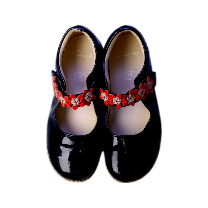 A Black Flats from Clarks in size 5T for girl. (Back View)