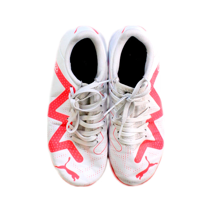 A White Sneakers from Puma in size 7Y for neutral. (Back View)