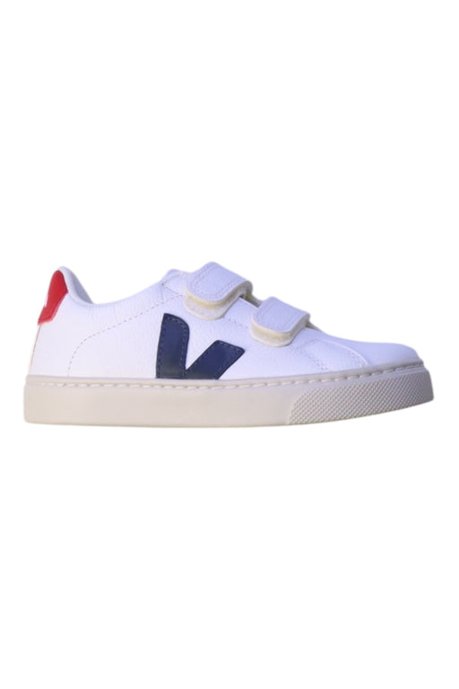 A White Sneakers from Veja in size 5T for neutral. (Front View)