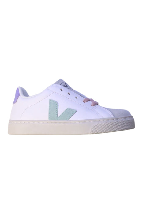 A White Sneakers from Veja in size 6T for neutral. (Front View)