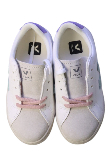 A White Sneakers from Veja in size 6T for neutral. (Back View)
