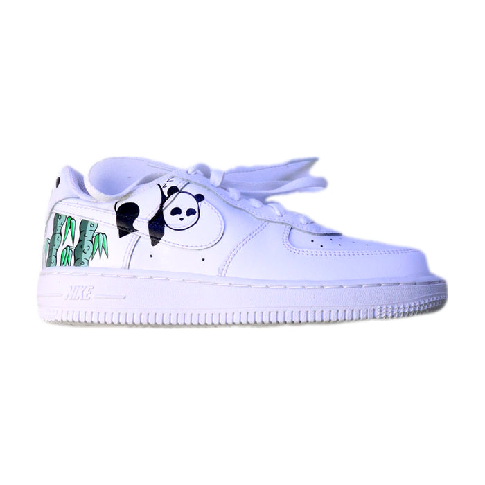 A White Sneakers from Nike in size 9Y for neutral. (Front View)